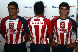 aqui-el-frente-y-el-reverso-del-primer-uniforme-0