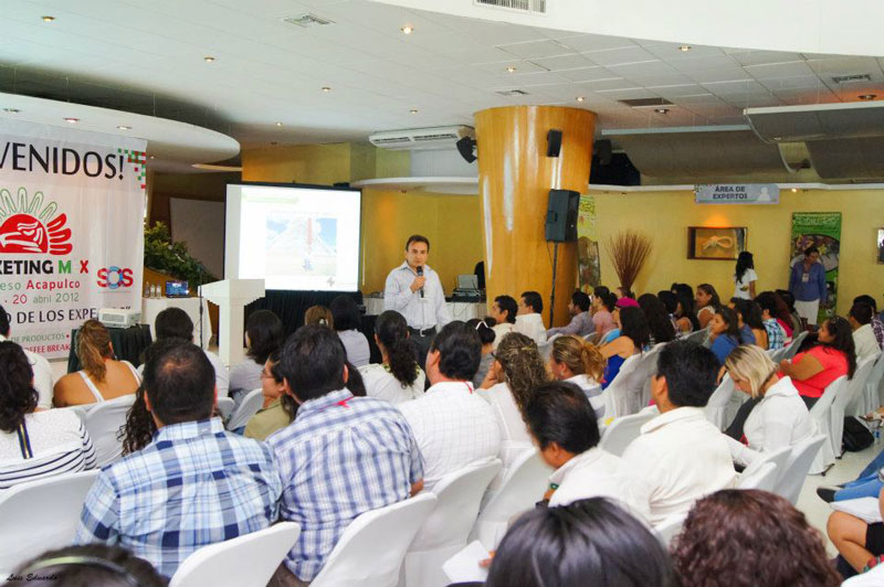 Luis Maram en conferencia