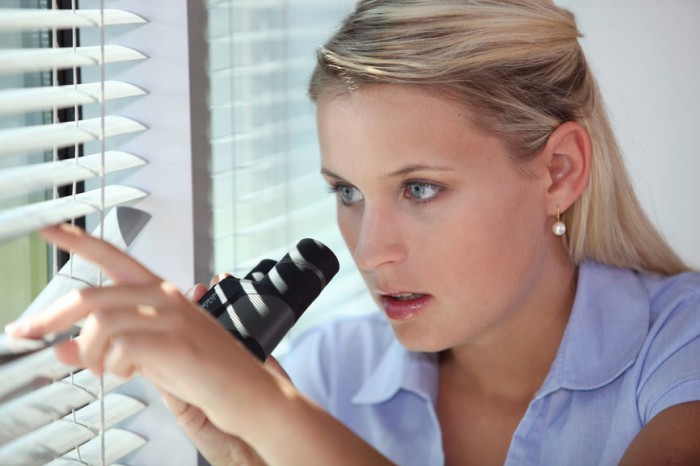 Mujer viendo. Google Maps Business View.