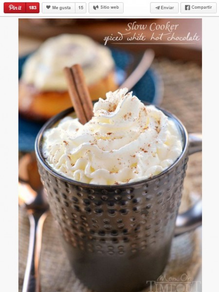 Chocolate caliente blanco en primero plano ejemplo