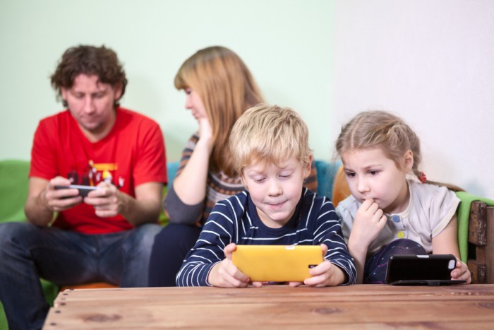 Familia viendo smartphones