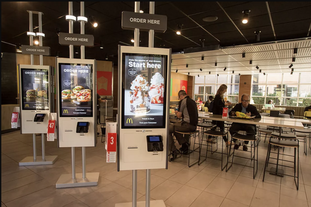 ejemplo de estrategia phygital