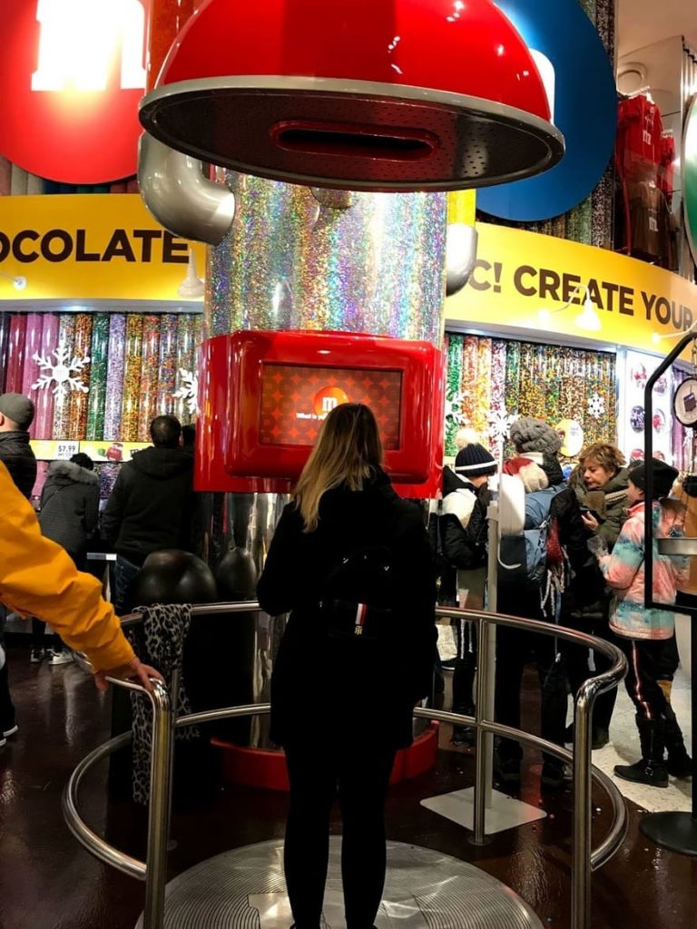 instalaciones interactivas en las tiendas temáticas, ejemplos de experiencia de cliente