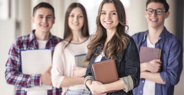 Contenido de cursos digitales Crehana será certificable por UVM