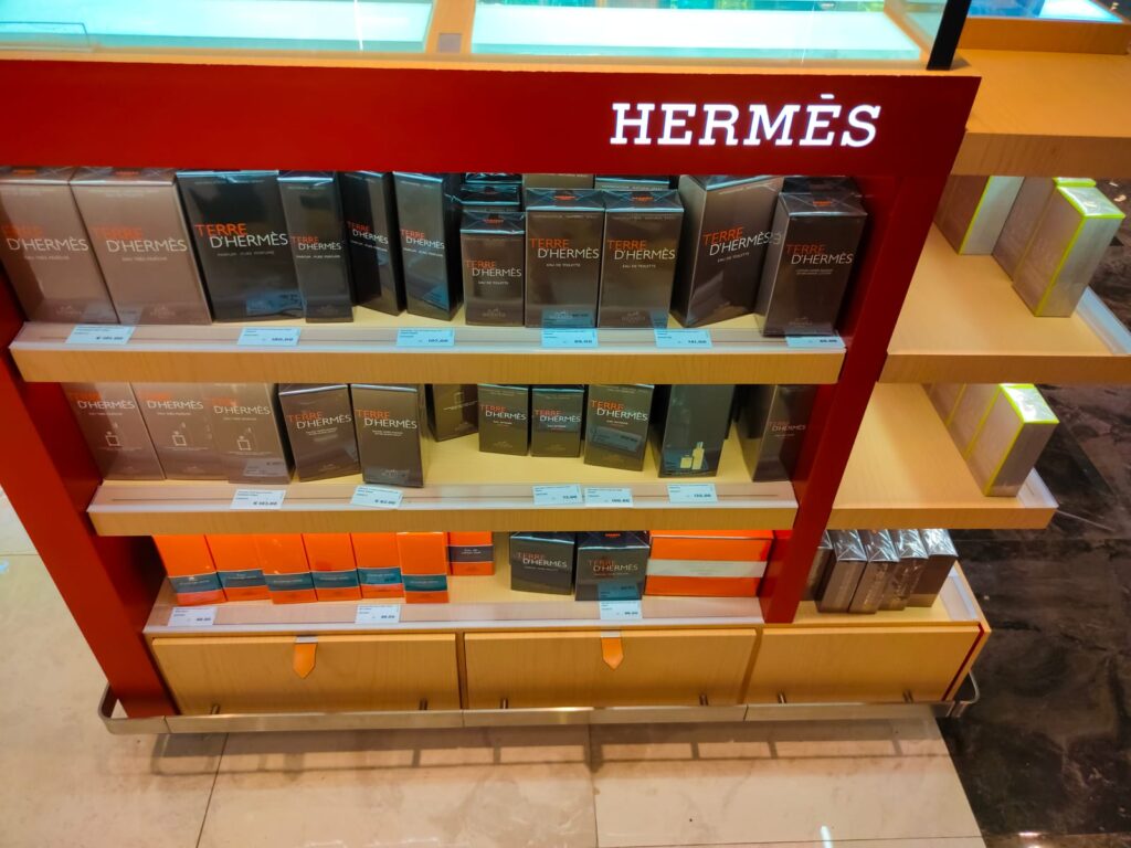 Descubre cómo el marketing sensorial y las fragancias potencian la experiencia de marca, creando conexiones emocionales con los consumidores.