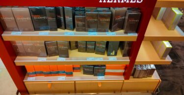 Descubre cómo el marketing sensorial y las fragancias potencian la experiencia de marca, creando conexiones emocionales con los consumidores.